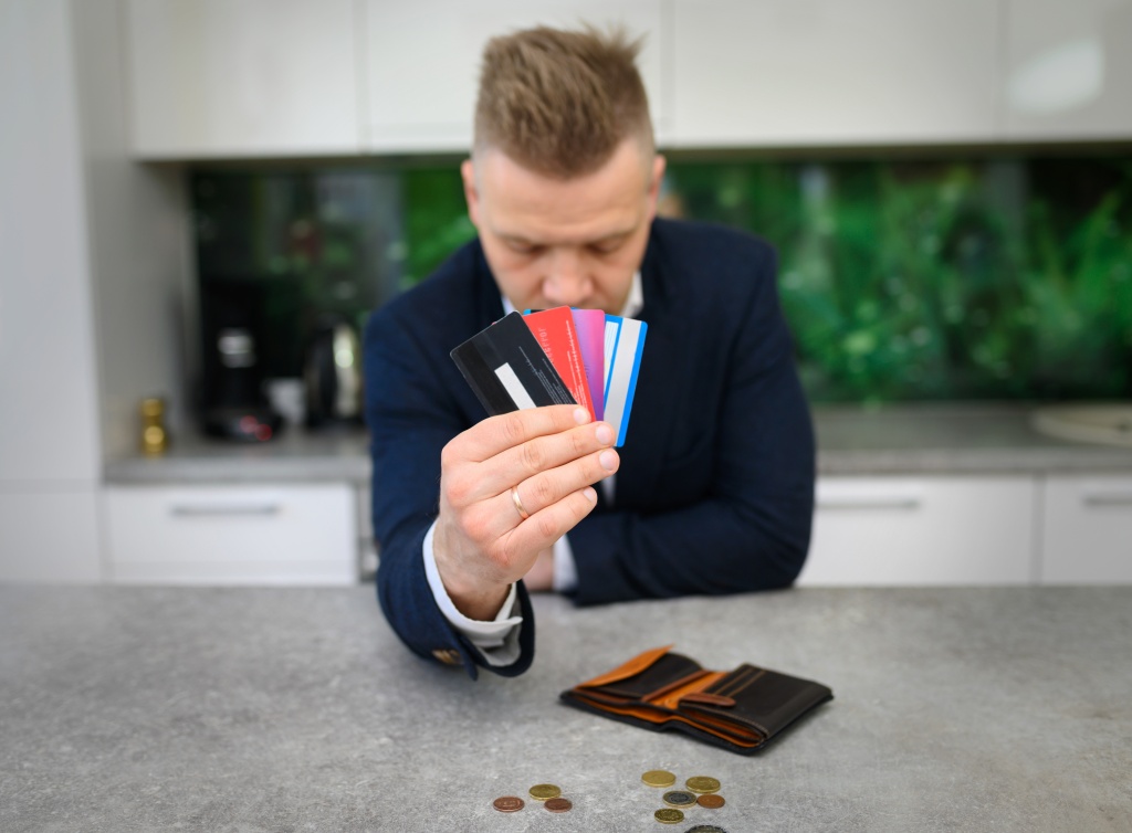 man-has-spent-limit-all-credit-cards.jpg мужчина